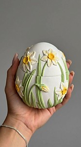 Яйцо с нарциссами — кашпо, шкатулка из гипса.